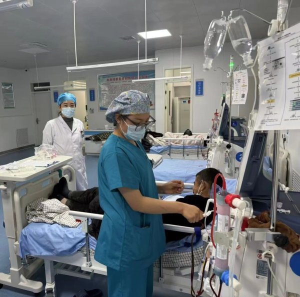 “每天一睁眼，两千块就没了”，乡镇卫生院过得怎么样？
