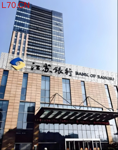 资产规模重回城商行首位，江苏银行一把手身兼五职引关注