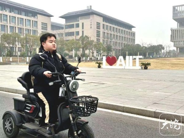罕见病困不住少年志！安徽大三学子刘雨自强不息 斩获各类奖项近30项